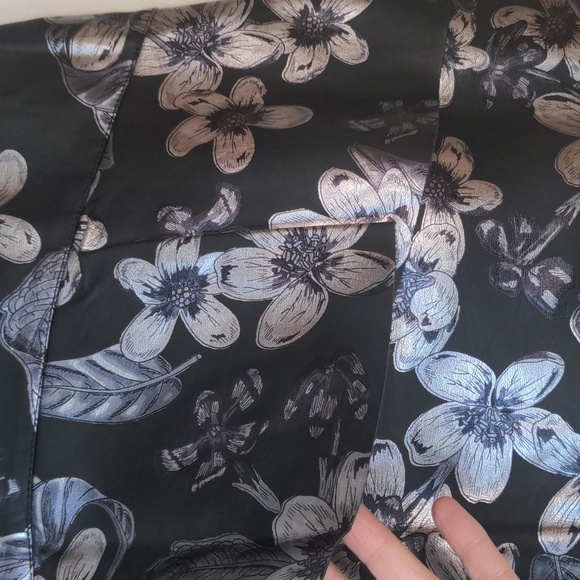 Zara Faux Vegan Leather Metallic Floral Ruffle Mini Skirt Medium - Picture 5 of 8
